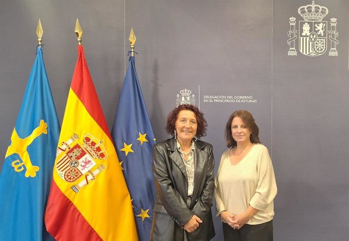 La nueva delegada del Gobierno en Asturias, Cecilia Pérez, y la delegada saliente, Adriana Lastra.