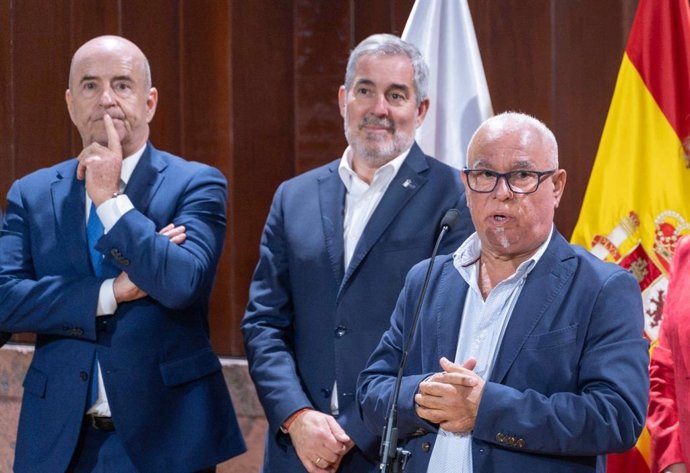 El presidente de CCE, Pedro Ortega, el presidente de Canarias, Fernando Clavijo y el secretario general de UGT, Manuel Navarro, en una reunión del Consejo Asesor para abordar el presupuesto de 2027