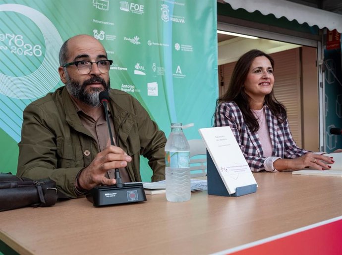 Enrique Zumalabe junto a la diputada provincial Carmen Díaz en la presentación de 'Gramática del desorden' en la 50ª Feria del Libro de Huelva.