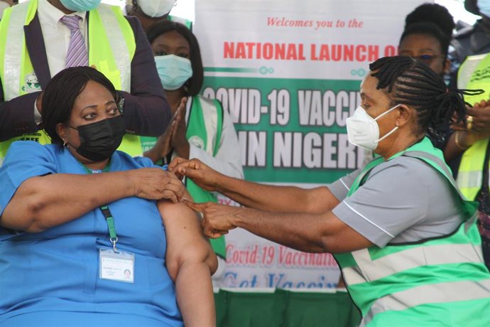 Archivo - Profesionales sanitarios en el Hospital Nacional de Abuja, en Nigeria (archivo)