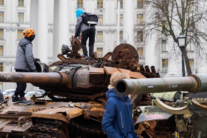 Archivo - 04 April 2023, Ukraine, Kiev: Children climb on a destroyed Russian tank in the city centre of Kiev. Photo: Christoph Soeder/dpa