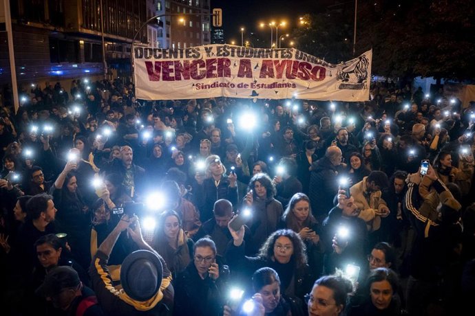 Cientos de manifestantes con linternas durante una manifestación contra la violencia ejercida contra los manifestantes educativos en las movilizaciones por la huelga de educación en Madrid, a 20 de octubre de 2026, en Madrid (España). La manifestación se 