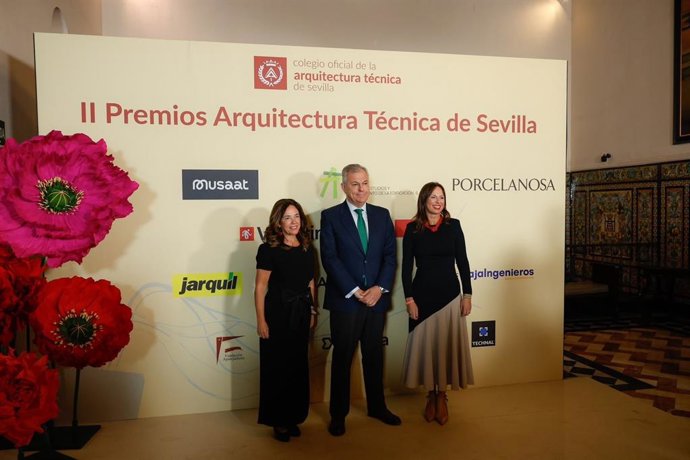 El alcalde de Sevilla, José Luis Sanz, junto a la consejera de Vivienda, Juventud y Ordenación del Territorio, Rocío Díaz, en la gala de los II Premios de la Arquitectura Técnica.