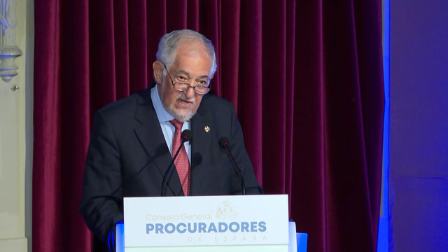 Conde-Pumpido reclama "respeto" a la "jurisdicción constitucional"