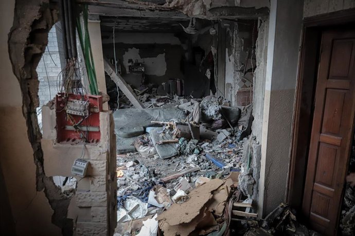 Restos y escombros tras un bombardeo de Israel contra el barrio de Rimal en ciudad de Gaza, Franja de Gaza