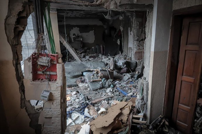20 de outubro de 2026, Gaza, Palestina, Estado de: GAZA Gaza, PALESTINA, 20 DE OUTUBRO DE 2026: Palestinos inspecionam os danos causados a um apartamento residencial após um ataque aéreo israelense no bairro de Rimal, na cidade de Gaza. O ataque, ocorrido