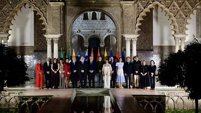 El alcalde de Sevilla, José Luis Sanz, recibe en el Real Alcázar a representantes de 14 ciudades fundadoras de la Alianza Iberoamérica 500+.