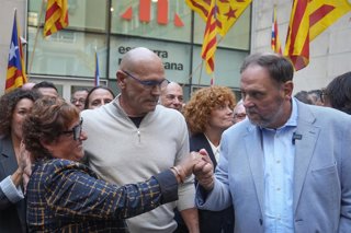 L'exvicepresident de la Generalitat, Oriol Junqueras (d), l'exdiputada Dolors Bassa i l'exdiputat Raul Romeva (c), a 20 d'octubre de 2026, a Barcelona, Catalunya (Espanya)