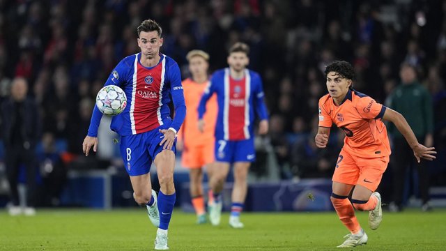 "Fabián Ruiz (PSG) y Xavi Espart (FC Barcelona), durante el partido de la Champions League en el Parque de los Príncipes