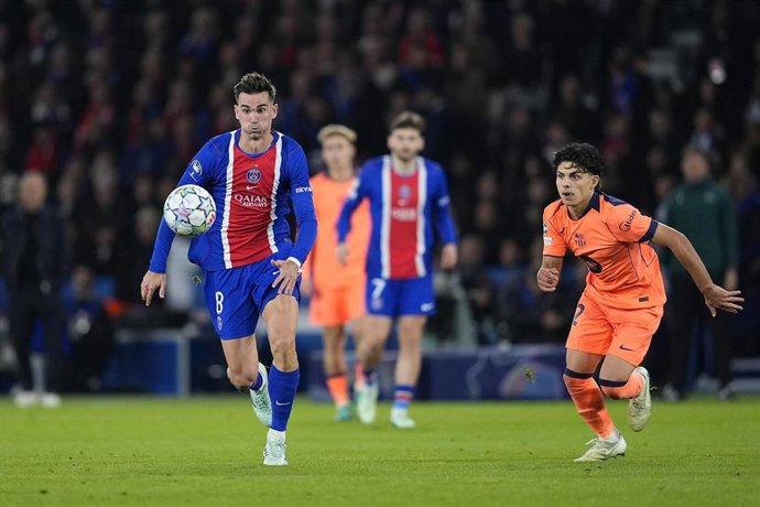 "Fabián Ruiz (PSG) y Xavi Espart (FC Barcelona), durante el partido de la Champions League en el Parque de los Príncipes