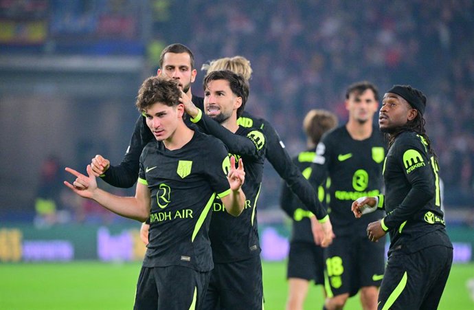 20 de outubro de 2026, Baden-Württemberg, Stuttgart: Julián Álvarez (à esquerda), do Atlético de Madrid, comemora com seus companheiros de equipe após marcar o gol que empatou a partida em 1 a 1 durante a 3ª rodada da fase de grupos da Liga dos Campeões d