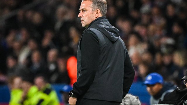 El entrenador del FC Barcelona, Hansi Flick, en el Parc des Princes de Paris en el partido de Champions