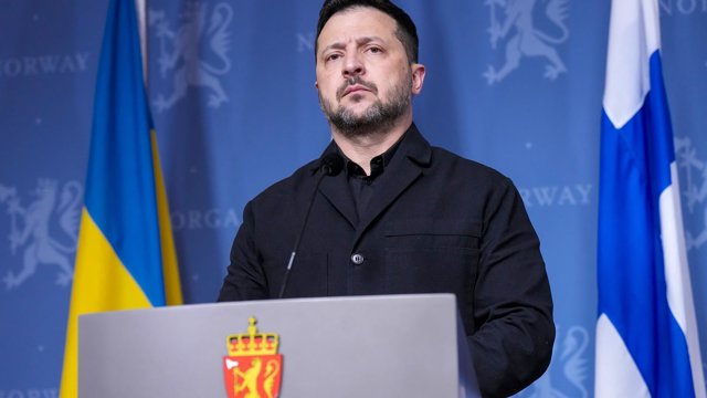 El presidente ucraniano, Volodímir Zelenski, interviene durante una rueda de prensa en el marco de las conversaciones sobre Ucrania celebradas en Oslo, junto al primer ministro noruego, Jonas Gahr Stre, y el presidente finlandés, Alexander Stubb