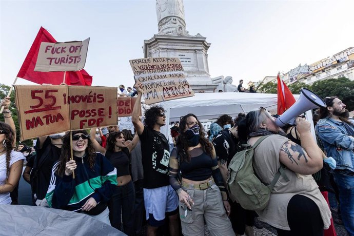 Archivo - Manifestantes sostienen pancartas y gritan consignas durante una protesta contra la falta de vivienda en la plaza Rossio, en Lisboa, Portugal.