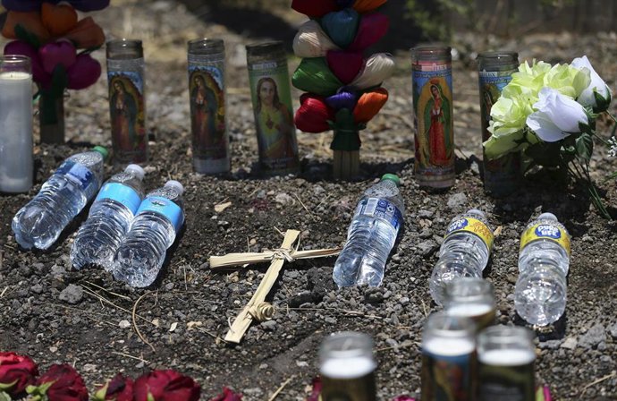 Archivo - Memorial espontáneo en San Antonio, Texas, en recuerdo de las 53 personas migrantes que murieron asfixiadas en el remolque de un camión 