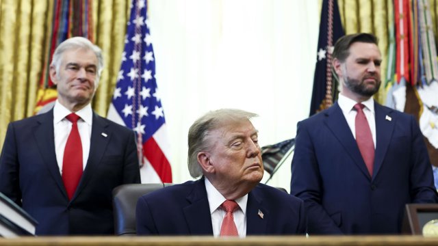 El presidente de Estados Unidos, Donald Trump (centro), junto al vicepresidente JD Vance (derecha) y el administrador de los Centros de Servicios de Medicare y Medicaid, Mehmet Oz (izquierda), en el Despacho Oval de la Casa Blanca, en Washington.