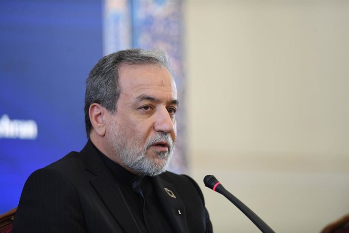 TEERÃ, 4 de outubro de 2026  -- O ministro das Relações Exteriores do Irã, Seyed Abbas Araghchi, discursa durante uma reunião com embaixadores e diplomatas estrangeiros em Teerã, no Irã, em 4 de outubro de 2026. Araghchi afirmou aqui no domingo que o país