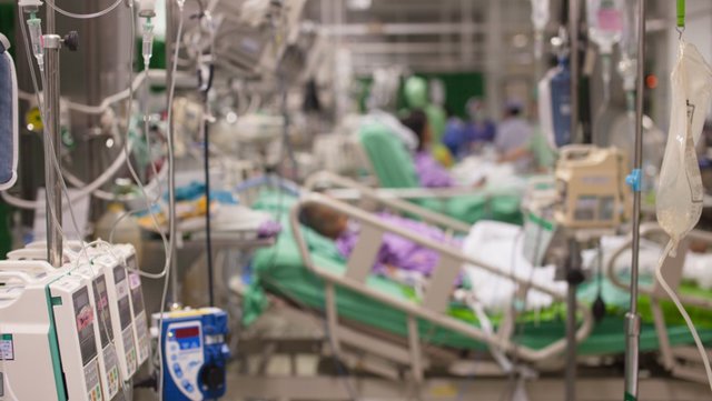 Archivo - Pacientes en hospital, UCI, sepsis