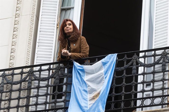 Archivo - La expresidenta de Argentina Cristina Fernández de Kirchner saluda a sus seguidores desde el balcón de su domicilio, donde cumple arresto domiciliario.
