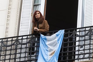 Archivo - La expresidenta de Argentina Cristina Fernández de Kirchner saluda a sus seguidores desde el balcón de su domicilio, donde cumple arresto domiciliario.
