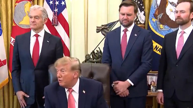 Trump evita confirmar su respaldo a Vance para 2028 y pide centrarse en las 'mid