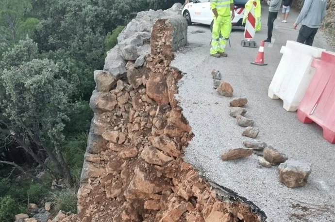 Caída de un muro en la carretera del puerto de Valldemossa.