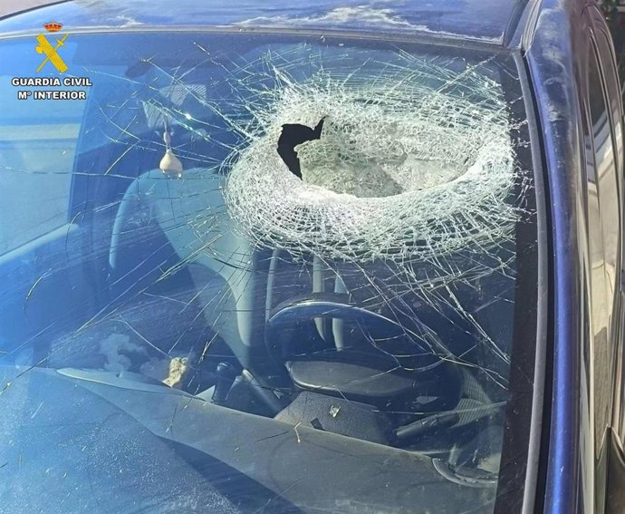 Impacto de la piedra que causó lesiones graves a un conductor en Yuncler.