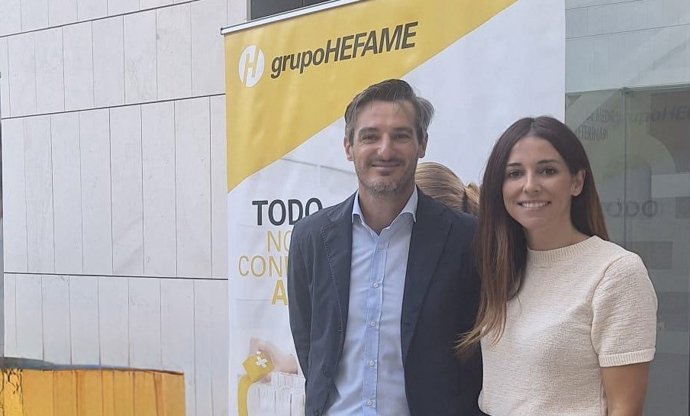 El consejero de Hefame, Carlos Mendoza, y la experta en veterinaria de la cooperativa, Mercedes Collar
