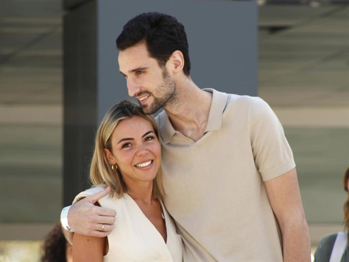 Archivo - Sergio Rico  y Alba Silva en una imagen de archivo