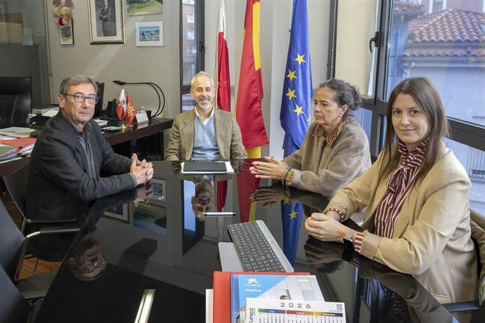 El consejero de Educación, Sergio Silva, en la reunión con el alcalde de Santa María de Cayón, Francisco Viar