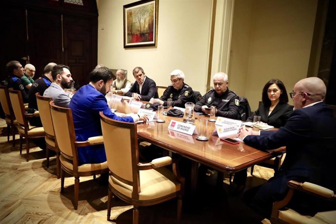 El delegado del Gobierno en Madrid, Francisco Martín, encabeza una reunión de la mesa de trabajo para abordar la situación sociosanitaria y de seguridad en Peña Gorbea, en Puente de Vallecas.
