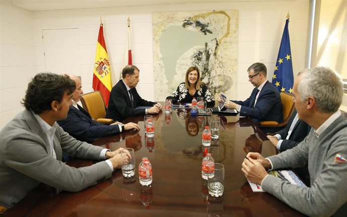 La presidenta de Cantabria, María José Sáenz de Buruaga, recibe al presidente y la Junta Directiva del Real Club Marítimo de Santander