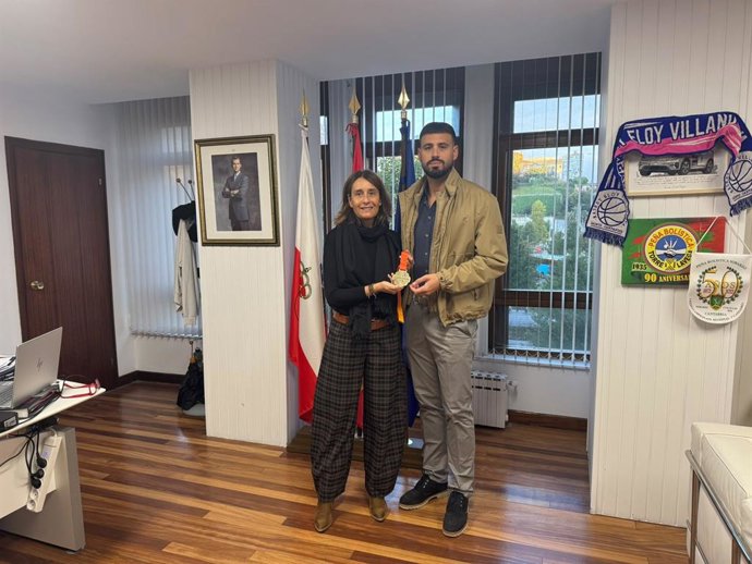 La directora general de Deporte, Susana Ruiz, con el bombero y deportista Roberto Veiga