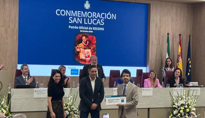 El especialista en Enfermedades Infecciosas del Hospital Universitario de Valme,, Miguel Rodríguez Fernández, recibiendo el 'Premio Jóvenes Investigadores 2026' del Real e Ilustre Colegio Oficial de Médicos de Sevilla (Ricoms).