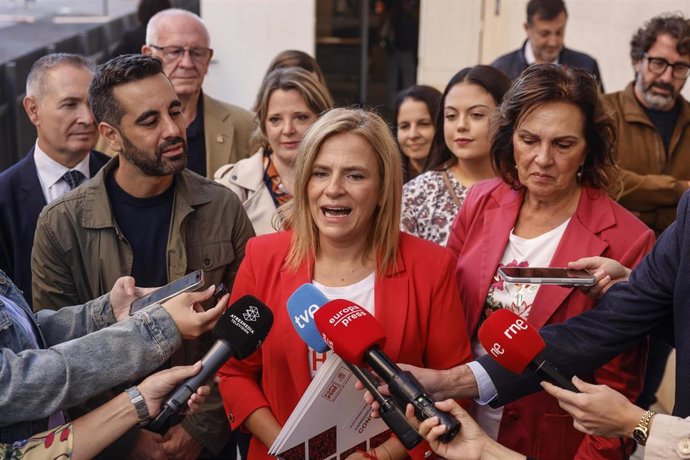 La cabeza de lista del PSPV-PSOE en Valencia, Pilar Bernabé, atiende a los medios tras registrar su candidatura para las elecciones generales del 29N