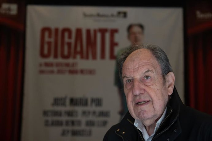 Archivo - El actor José María Pou (d), durante la presentación de la obra de teatro ‘Gigante’, en la sala de ensayos Pentación, a 19 de febrero de 2026, en Madrid (España).