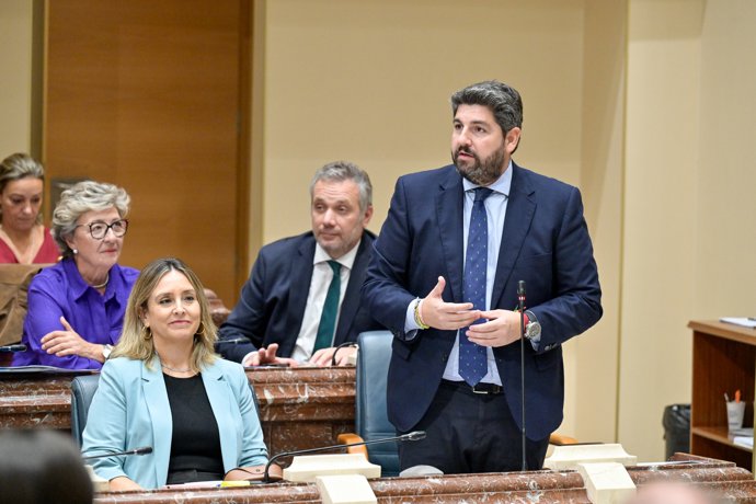 El presidente de la Comunidad, Fernando López Miras, asistió al pleno de la Asamblea Regional, donde respondió las preguntas de los grupos parlamentarios 