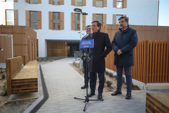 Archivo - El alcalde de Madrid, José Luis Martínez-Almeida (c), acompañado por el delegado de Políticas de Vivienda y presidente de la Empresa Municipal de la Vivienda y Suelo de Madrid (EMVS Madrid), Álvaro González (i), y el concejal de Barajas, Juan Pe