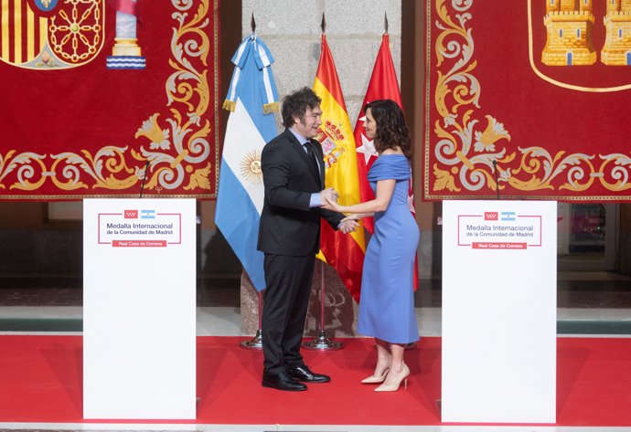 La presidenta de la Comunidad de Madrid, Isabel Díaz Ayuso, condecora al presidente de la República Argentina, Javier Milei, en la Real Casa de Correos, a 21 de junio de 2024, en Madrid (España).
