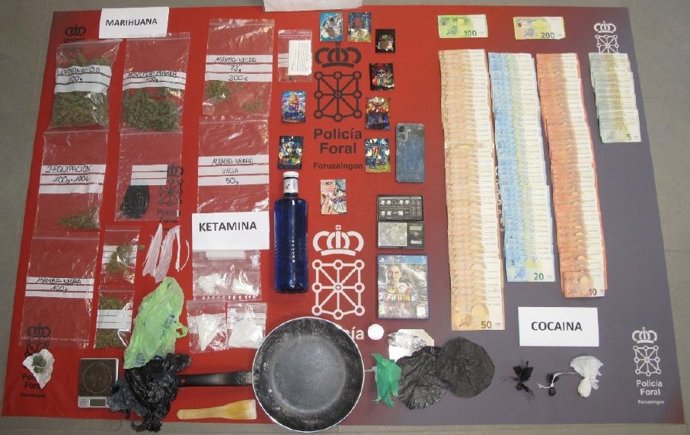Material intervenido por la Policía Foral en la desarticulación de un punto de venta de droga en Lodosa.