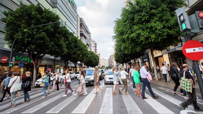 Imagen de ciudadanos y compras en la calle Colón de València.