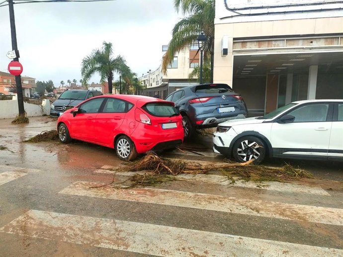 Vehicles afectats pel desbordament del riu Girona a Els Poblets (Alacant)