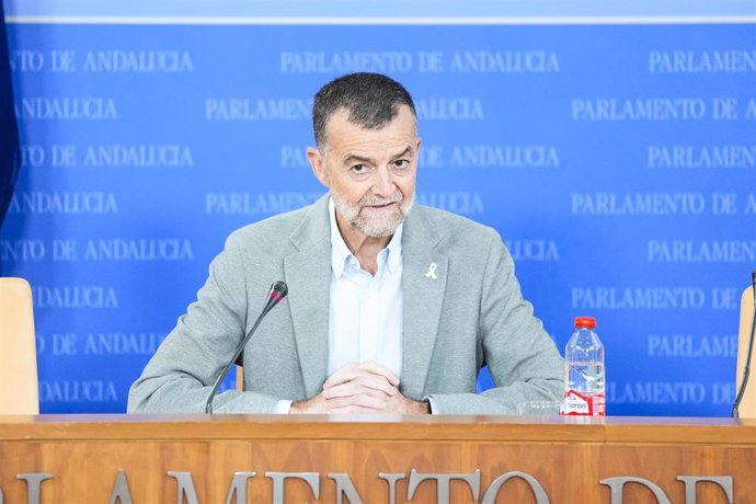 El portavoz del Grupo Parlamentario Por Andalucía, Antonio Maíllo, durante la ronda de ruedas de prensa de portavoces de los grupos parlamentarios en el Parlamento de Andalucía. A 21 de octubre de 2026 en Sevilla (Andalucía, España). Los portavoces de los