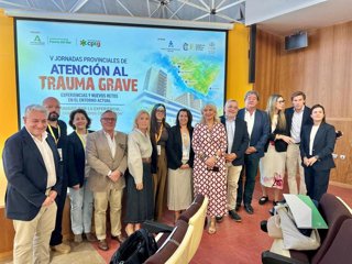 La delegada la Junta de Andalucía en la provincia de Cádiz, Mercedes Colombo, en la apertura de las V Jornadas Provinciales de Trauma Grave  junto a la delegada territorial de Sanidad y Consumo en Cádiz, Eva Pajares.