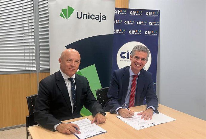 De izquierda a derecha, el director de Málaga Costa de Unicaja, Francisco Javier Prieto García, y el presidente de CIT Marbella, Juan José González Ramírez.