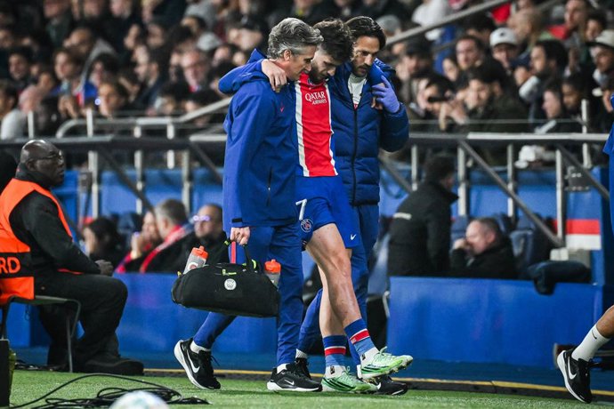 20 October 2026, France, Paris: Paris Saint-Germain's Khvicha Kvaratskhelia leaves the pitch injured during the UEFA Champions League soccer match between Paris Saint-Germain and FC Barcelona at Parc des Princes Stadium. Photo: Matthieu Mirville/ZUMA Pres