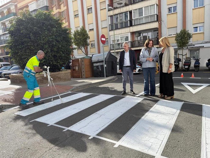 Visita de la alcaldesa de Huelva, Pilar Miranda, junto a la concejal de Movilidad, Milagros Rodríguez, en los trabajos de repintado en El Molino.