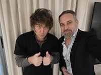 Vox justifica que Abascal no se vea con Milei en Madrid porque "tiene que hacer campaña": "Javier lo entiende"