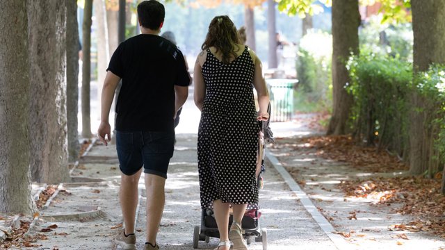 Archivo - Una pareja con un carrito de bebé.