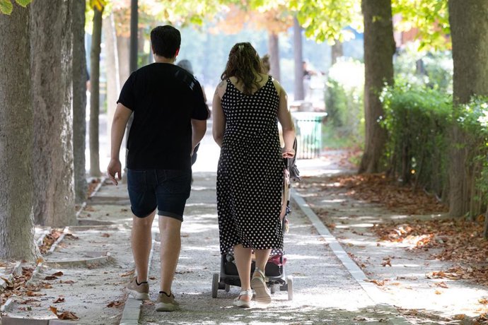 Archivo - Una pareja con un carrito de bebé.